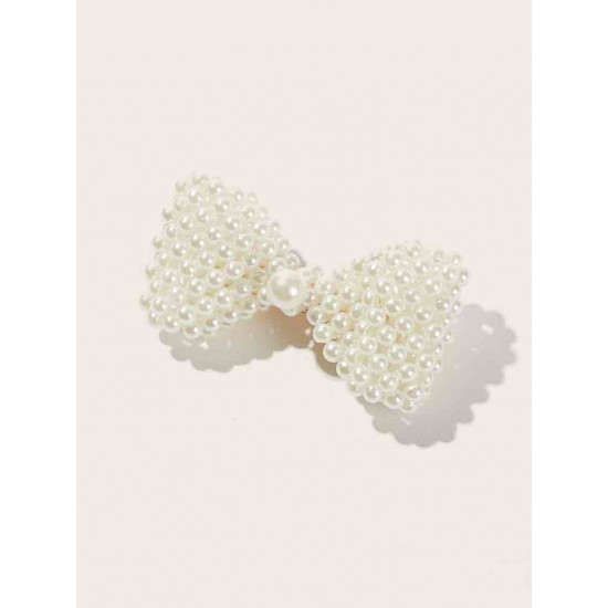 A pennette to decorate the hair with a bow tie with a faux pearl