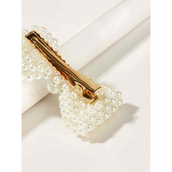 A pennette to decorate the hair with a bow tie with a faux pearl